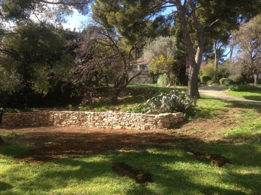 au bout d' une prairie un muret en pierres séches sur toulon dans le var